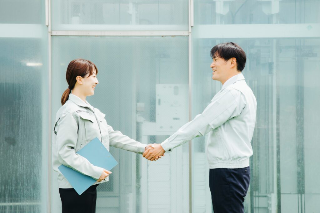 握手を交わす業者