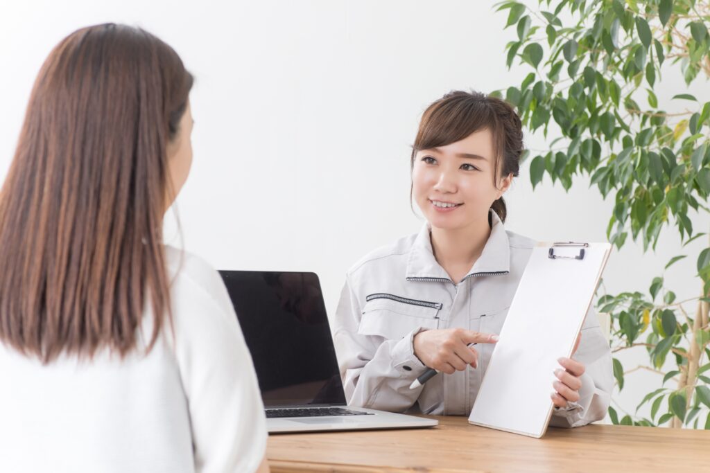 親身にお客様に提案する女性業者
