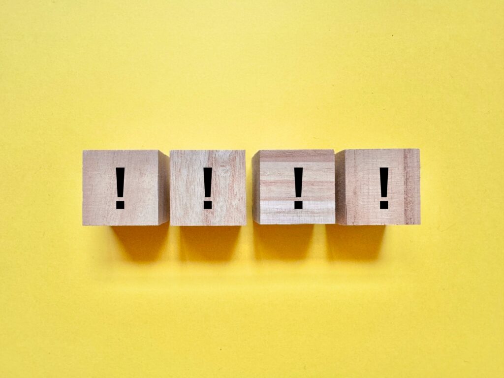 黄色い背景の４つの「！」