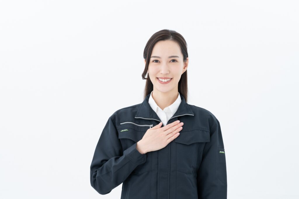 胸に手を当ててほほ笑む女性業者