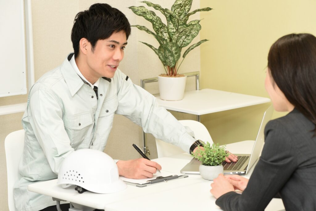 笑顔で説明している男性業者