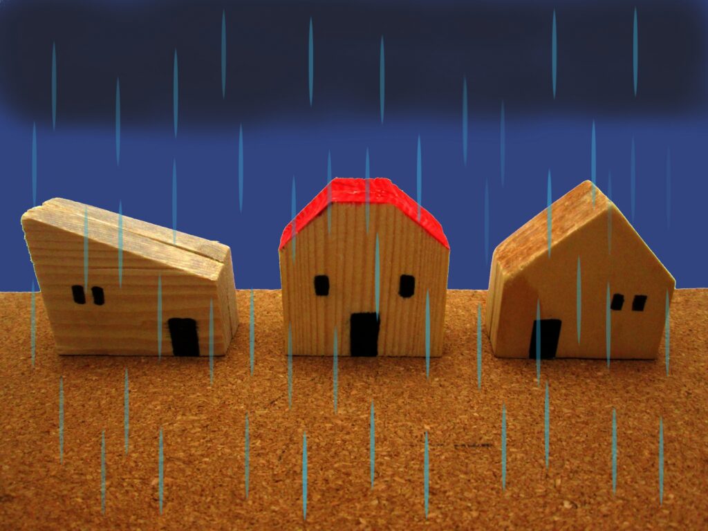 雨に打たれる家のミニチュア